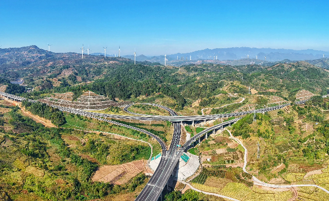 恭城互通四通八達，架起少數(shù)民族地區(qū)高質(zhì)量發(fā)展的希望。 (1).jpg